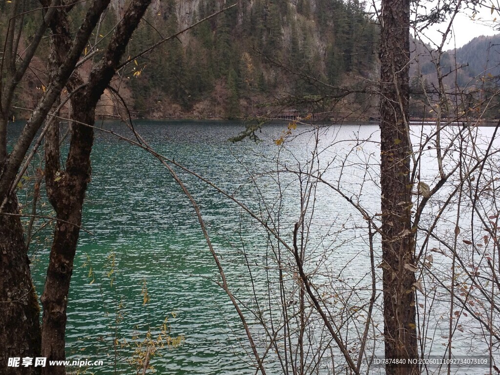 林间碧湖 澄澈如镜