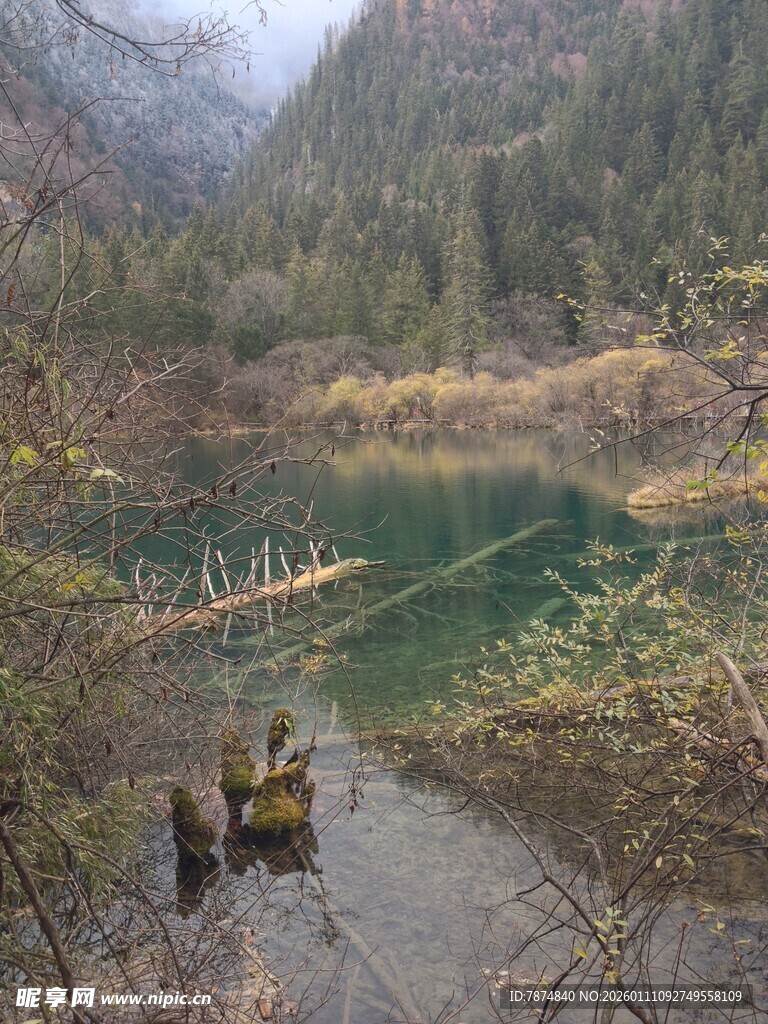 山间幽美清澈的碧绿湖水