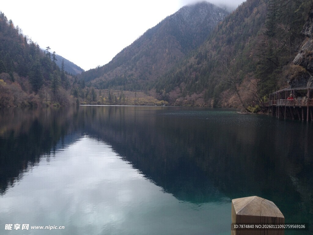 静谧山水间的幽美湖泊