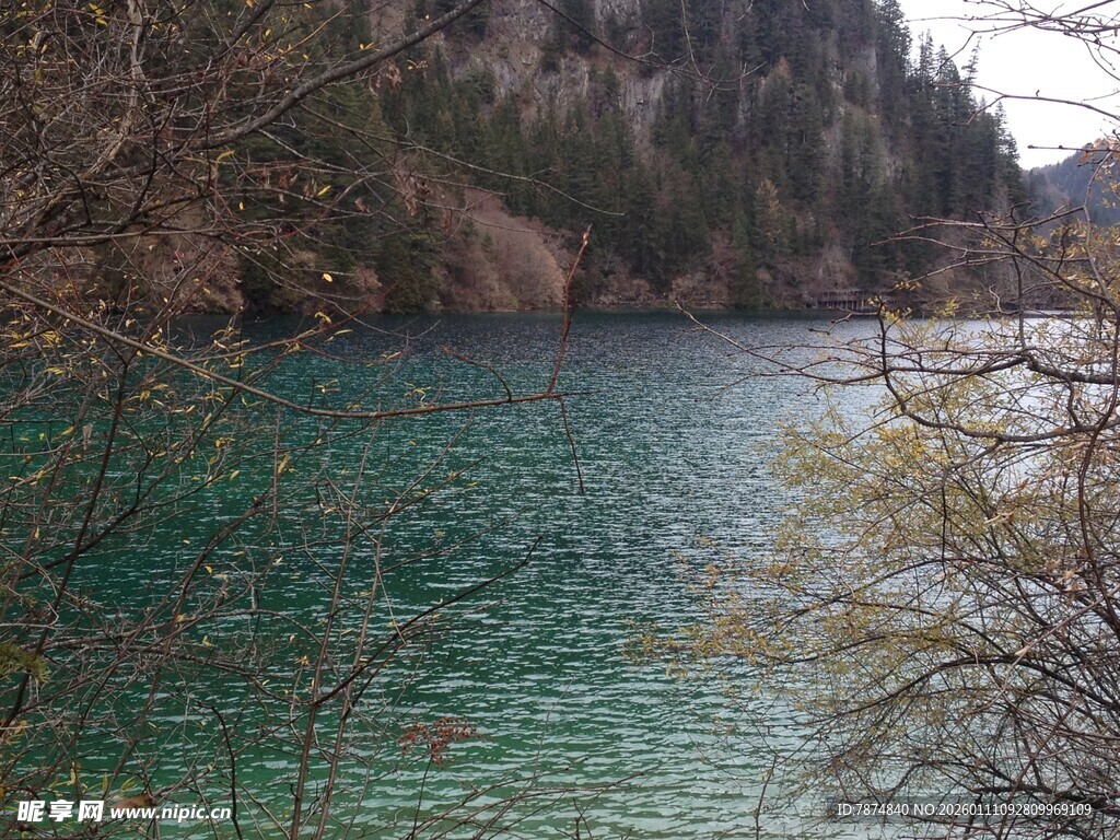 山间碧绿湖水迷人景致