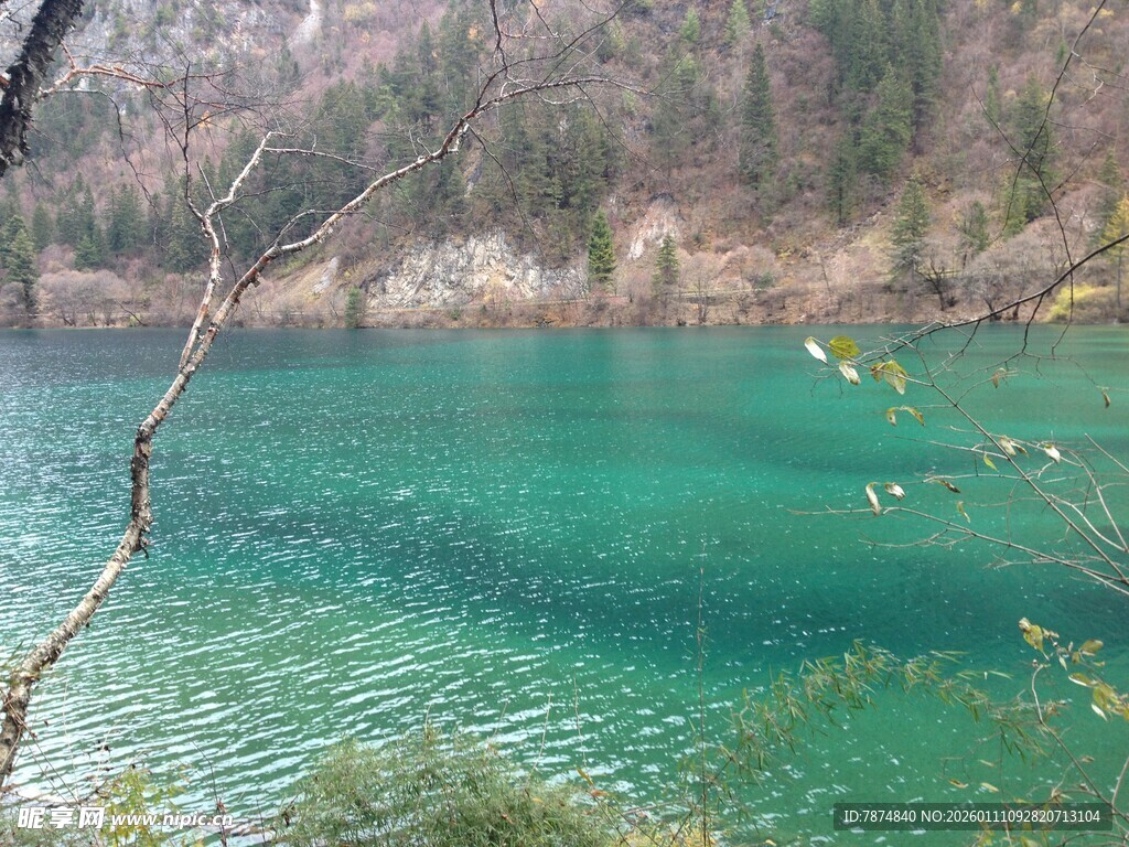 碧绿湖水映山间美景
