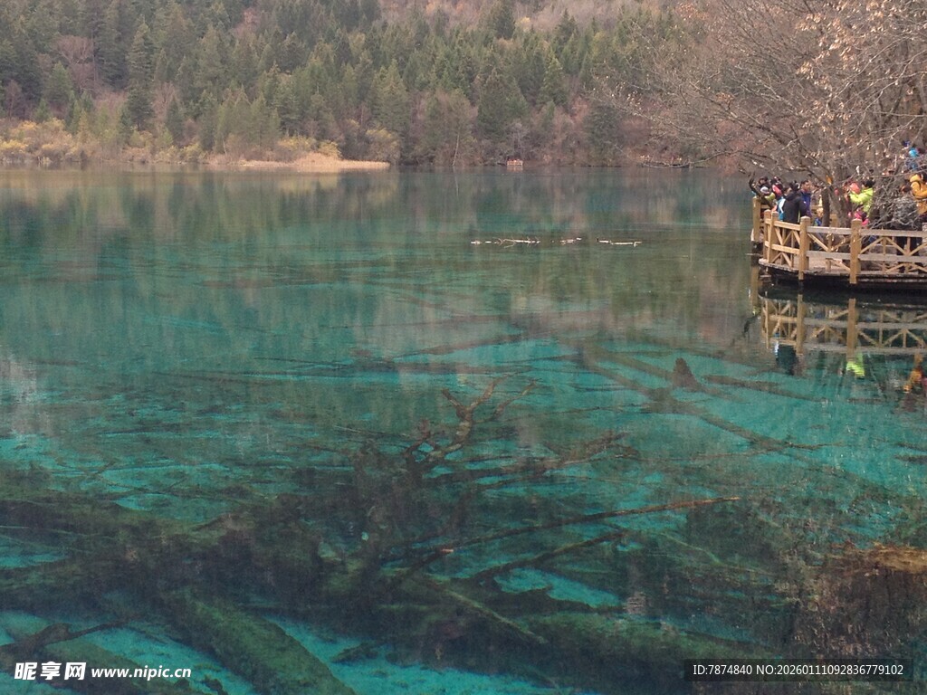清澈湖景中的木质观景台