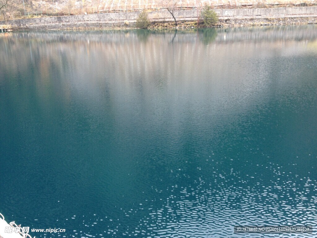 宁静湖水 波光粼粼