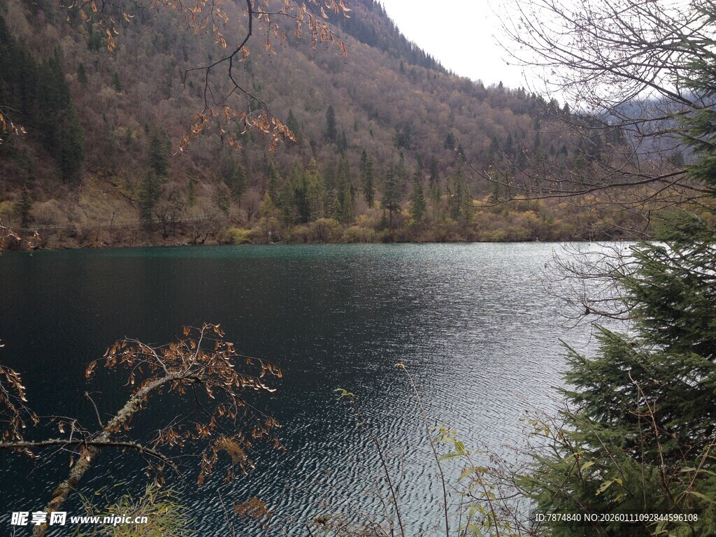 山间静谧湖泊美景