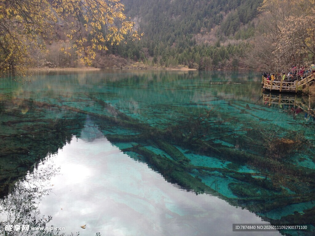 梦幻清澈的山水美景