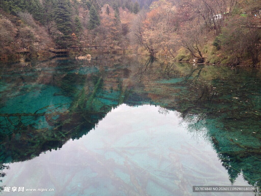 山间碧湖映天色