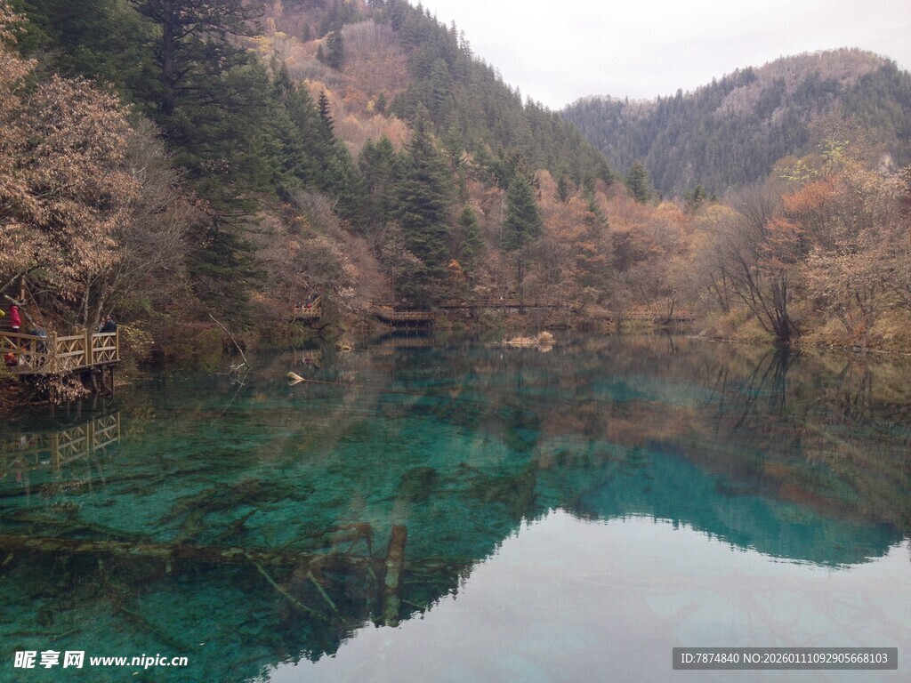 九寨沟幽美清澈的湖水