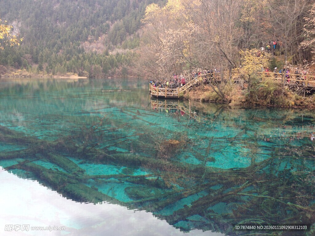 清澈蓝绿湖水自然美景