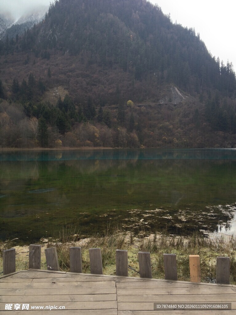 山水相依的湖边木质栈道