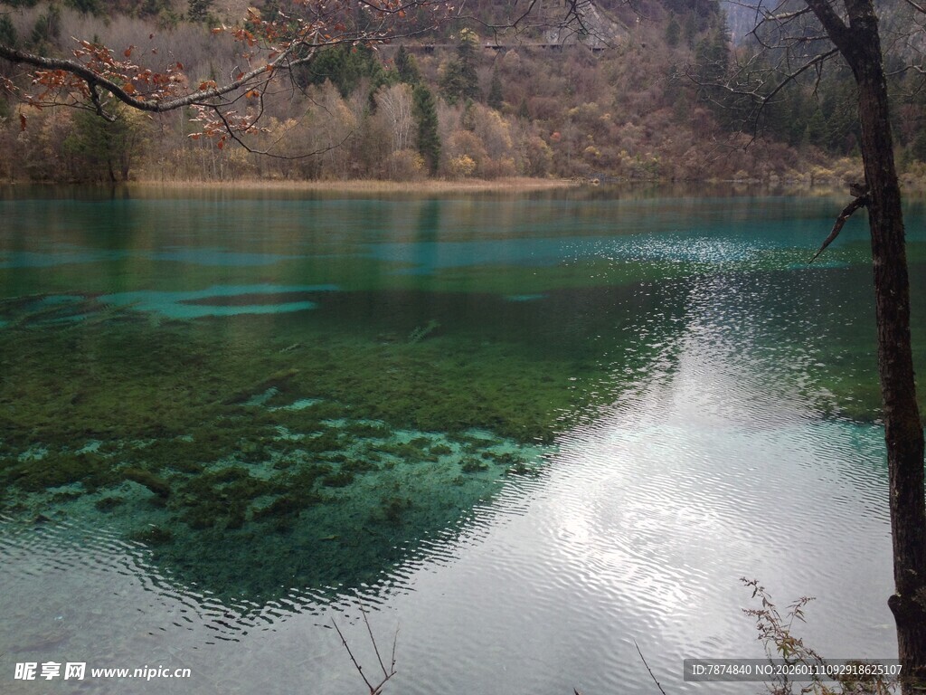清澈碧绿的山间湖泊