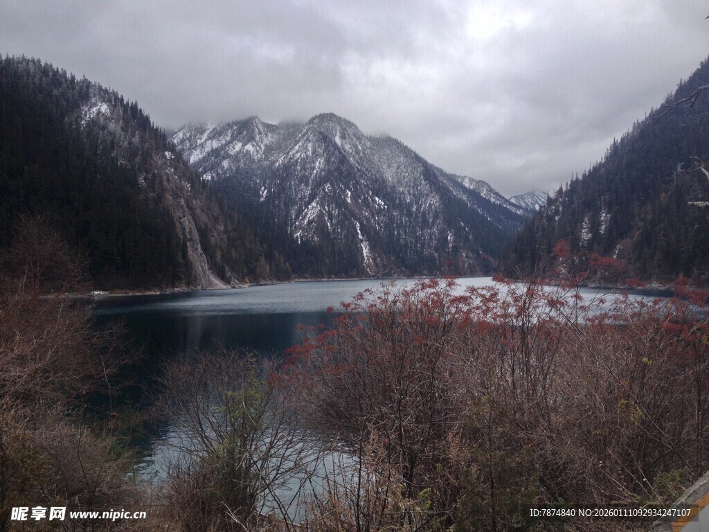 雪山下的静谧湖泊