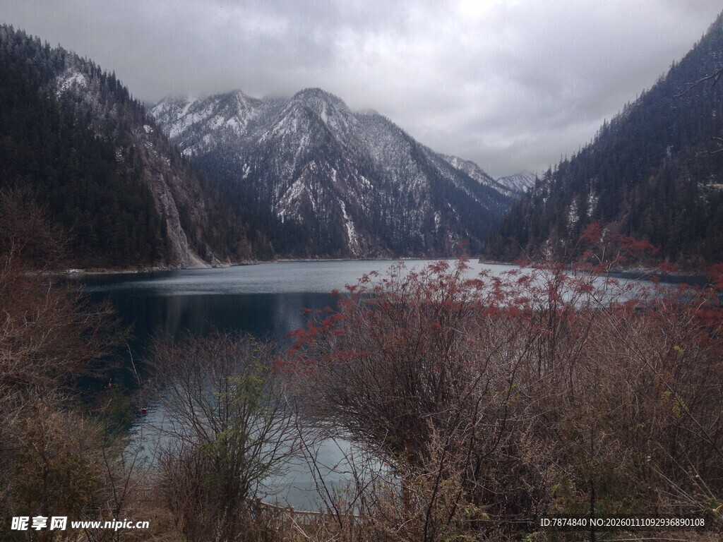 山间静谧湖泊美景