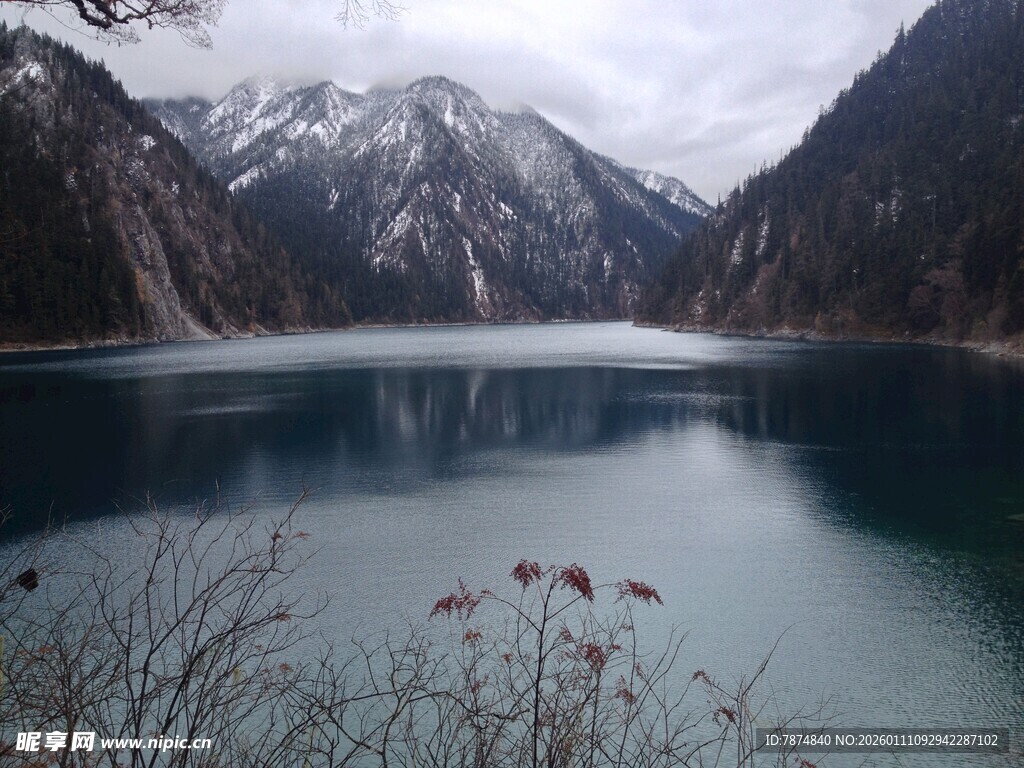 雪山下的静谧湖泊