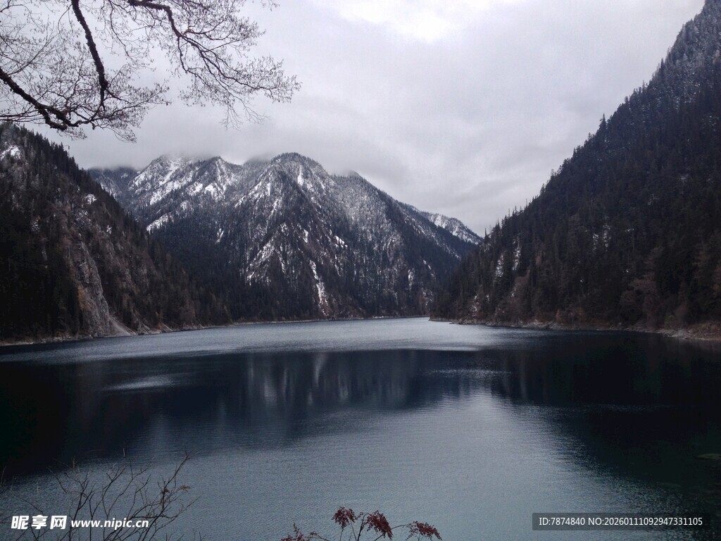 雪山下的静谧湖泊