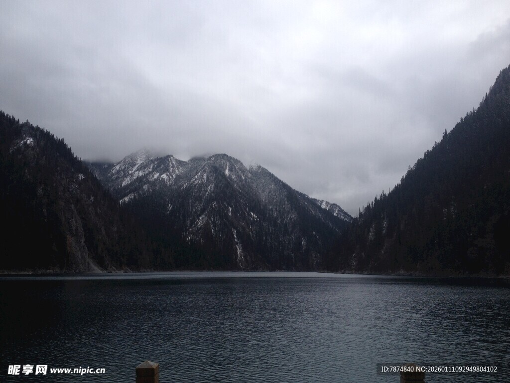 云雾缭绕的幽美山水湖景