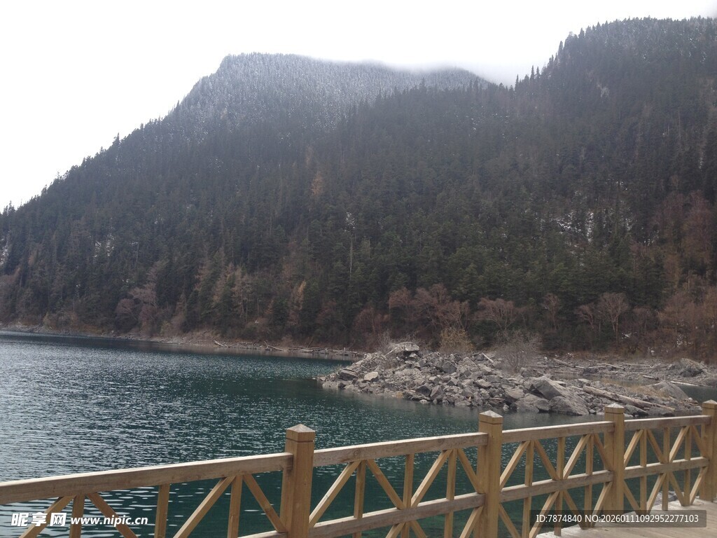 湖畔木栏旁的山水景致