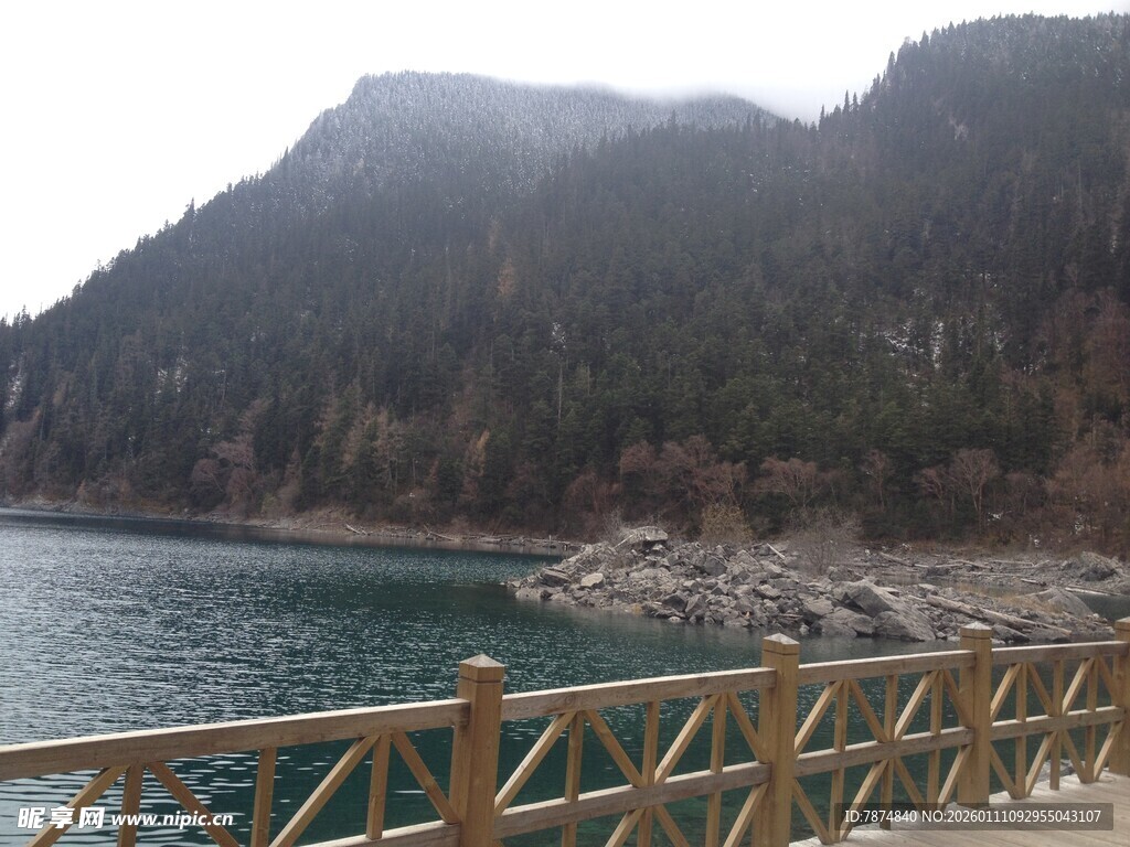 湖畔木栏旁的青山绿水