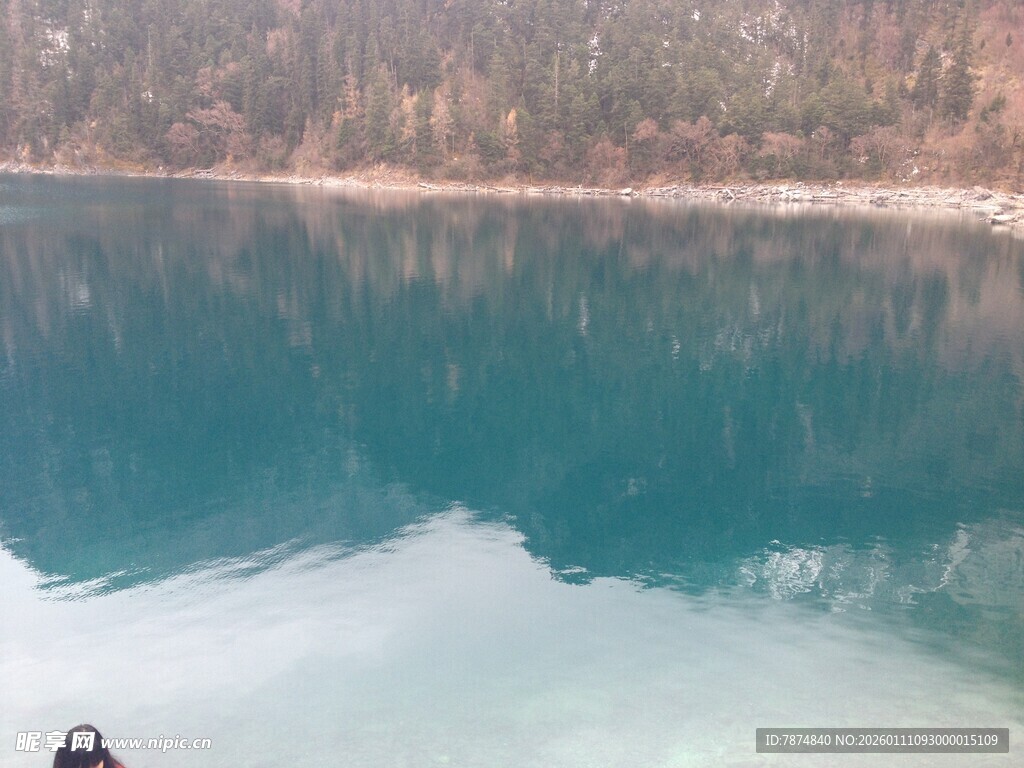 清澈湖水与岸边景致