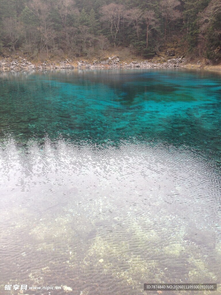 清澈幽蓝的山间湖水