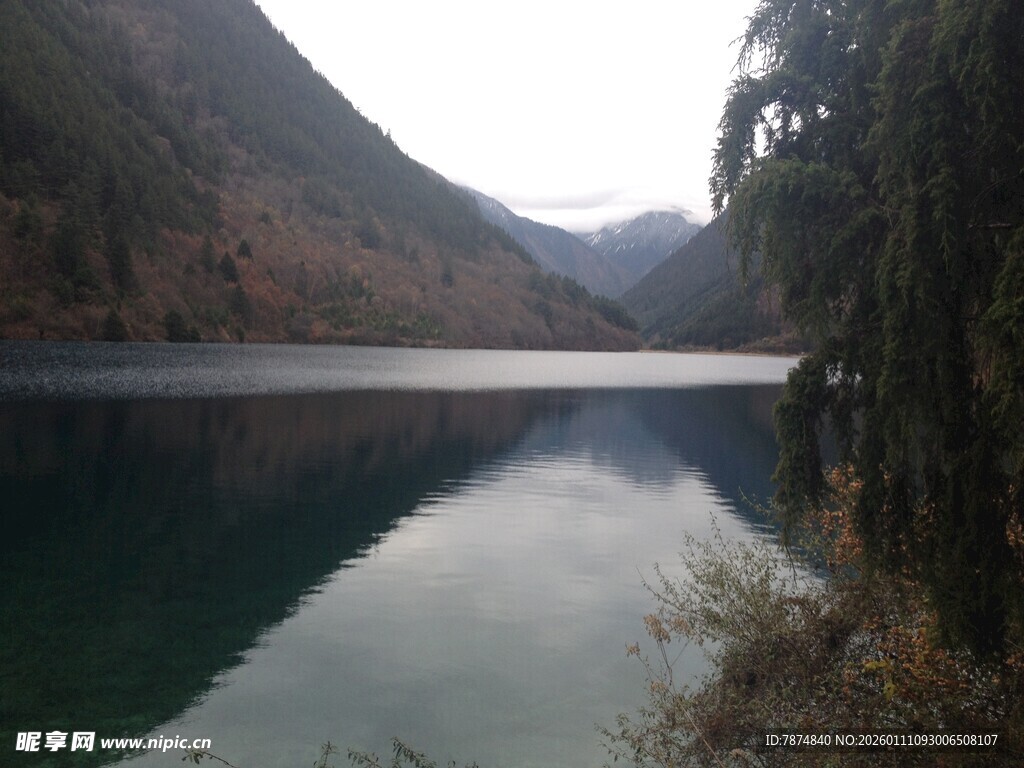 宁静山谷中的幽美湖泊