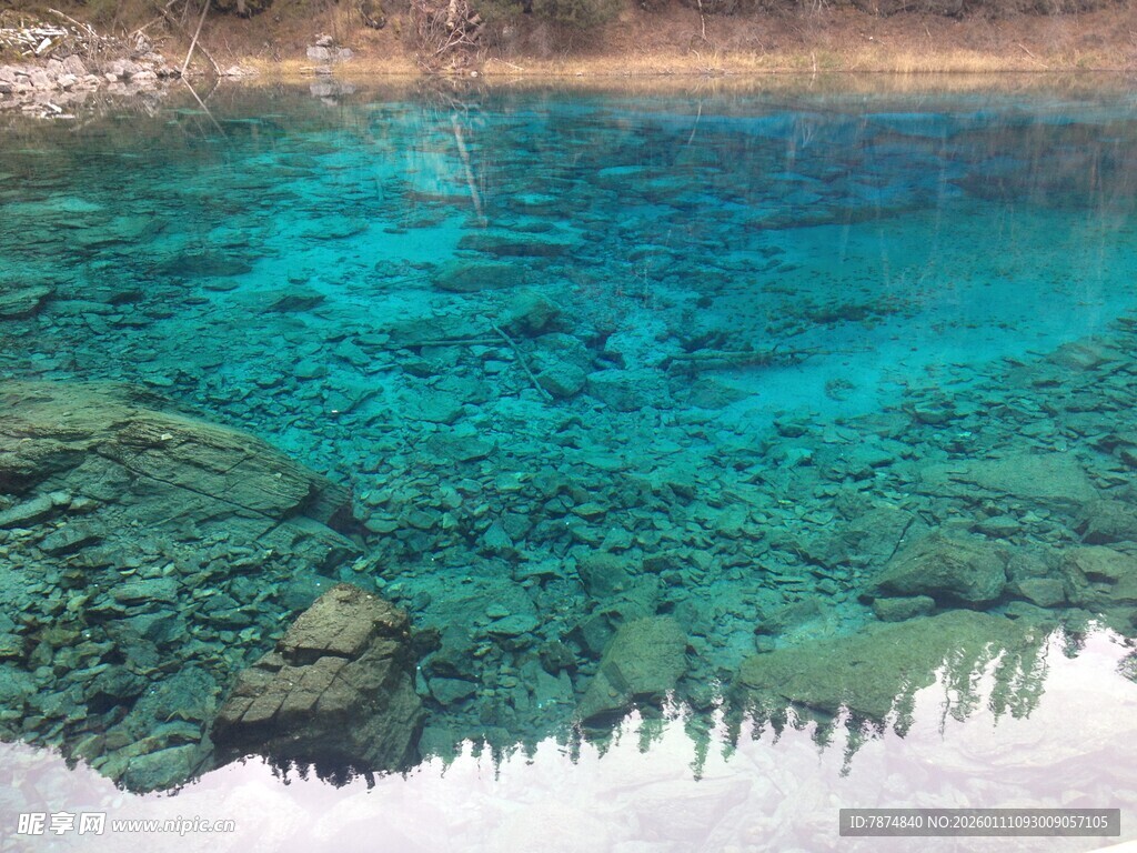 清澈见底的蓝绿色湖水