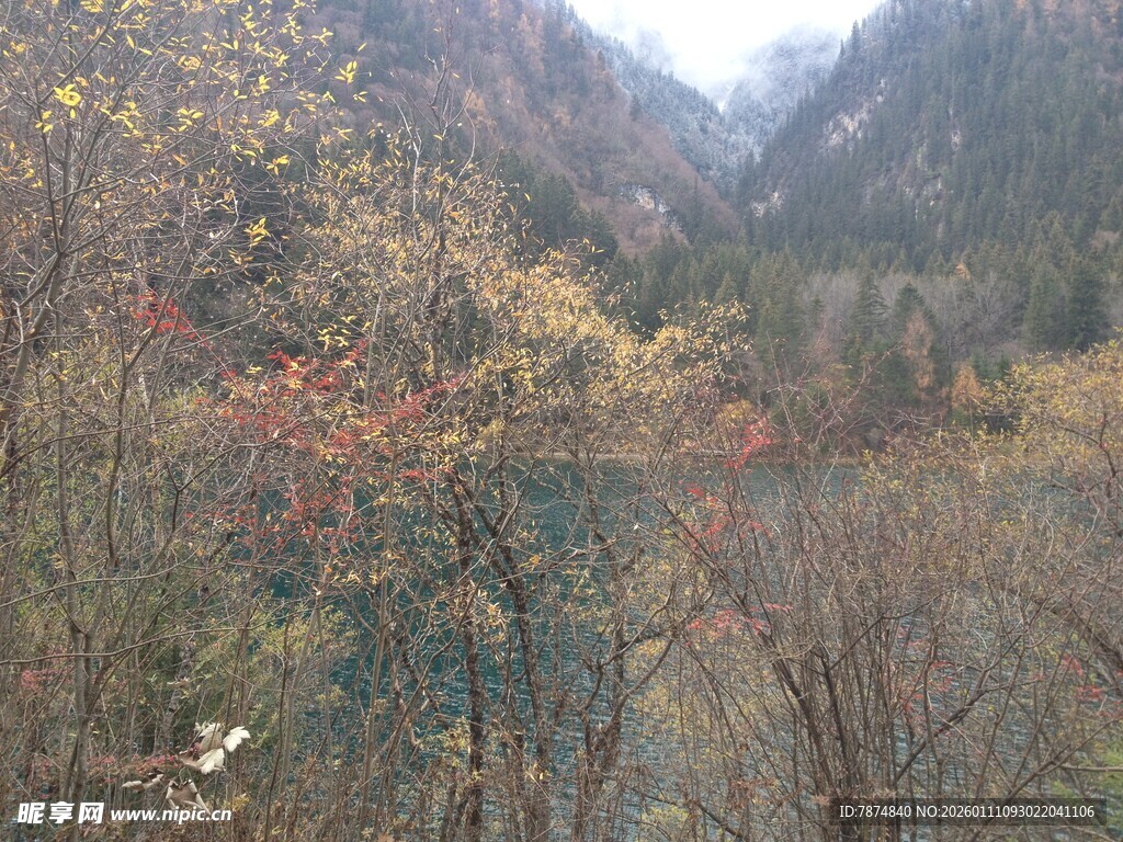 山间秋景中的静谧湖泊