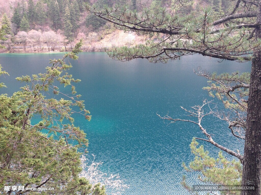 山林间的幽蓝静谧湖泊