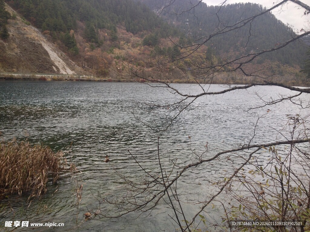 山间宁静湖泊景色