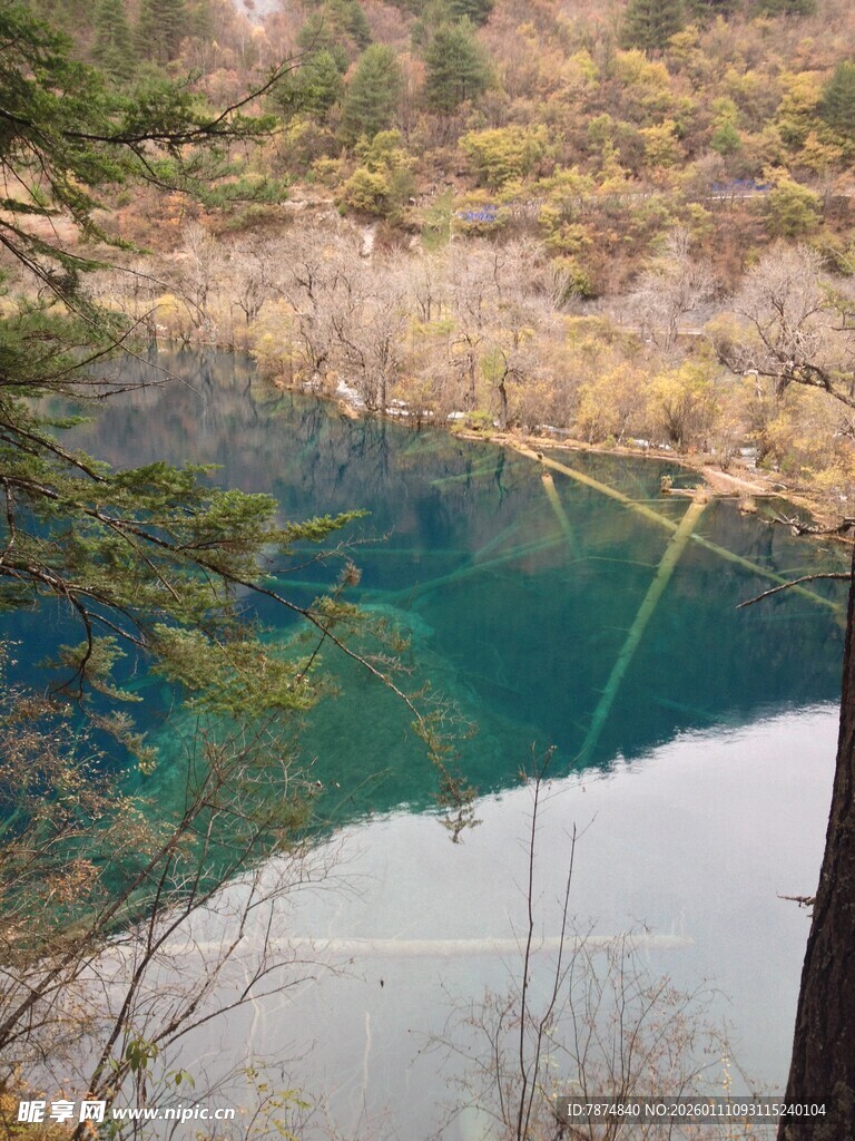 山间幽蓝湖泊美景