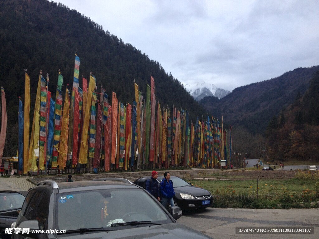 山间经幡阵 车辆停靠旁