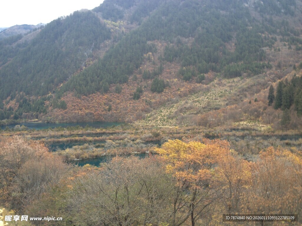 秋日山间多彩湖泊美景