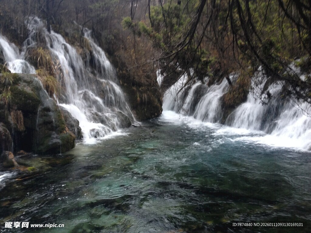 山间灵动瀑布与清澈溪流
