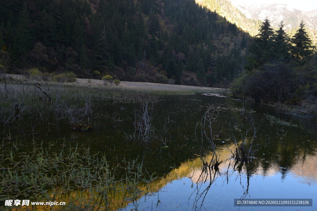 山间静谧湖泊美景