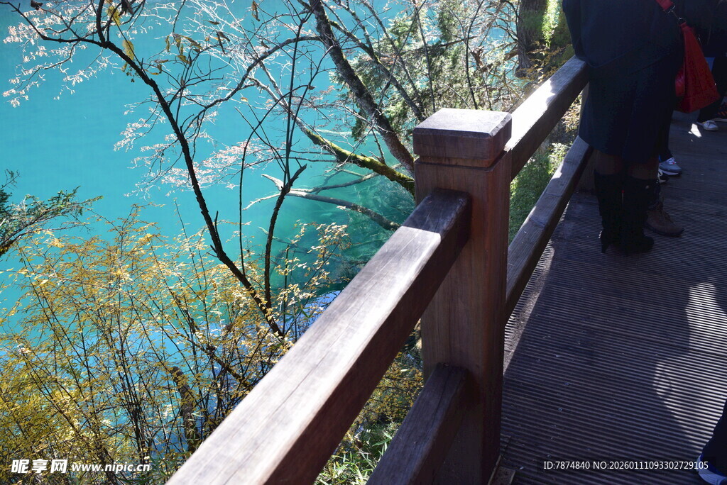 湖畔木栈道上的漫步风景