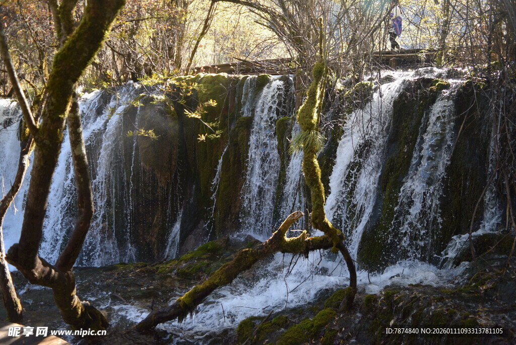 山间瀑布溪流自然美景