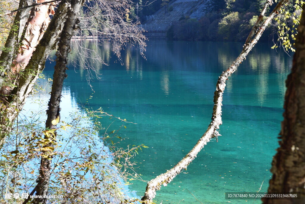 山间幽蓝湖水美景