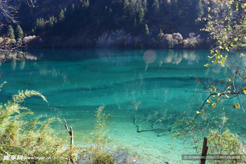 梦幻蓝绿色湖泊美景