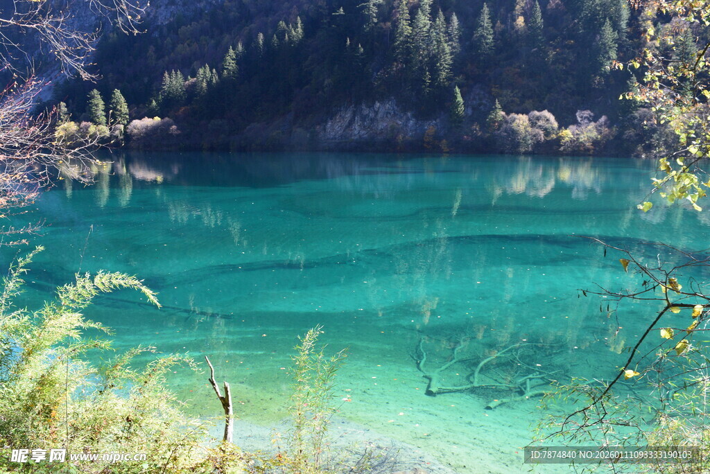 梦幻蓝绿色的清澈湖水景观