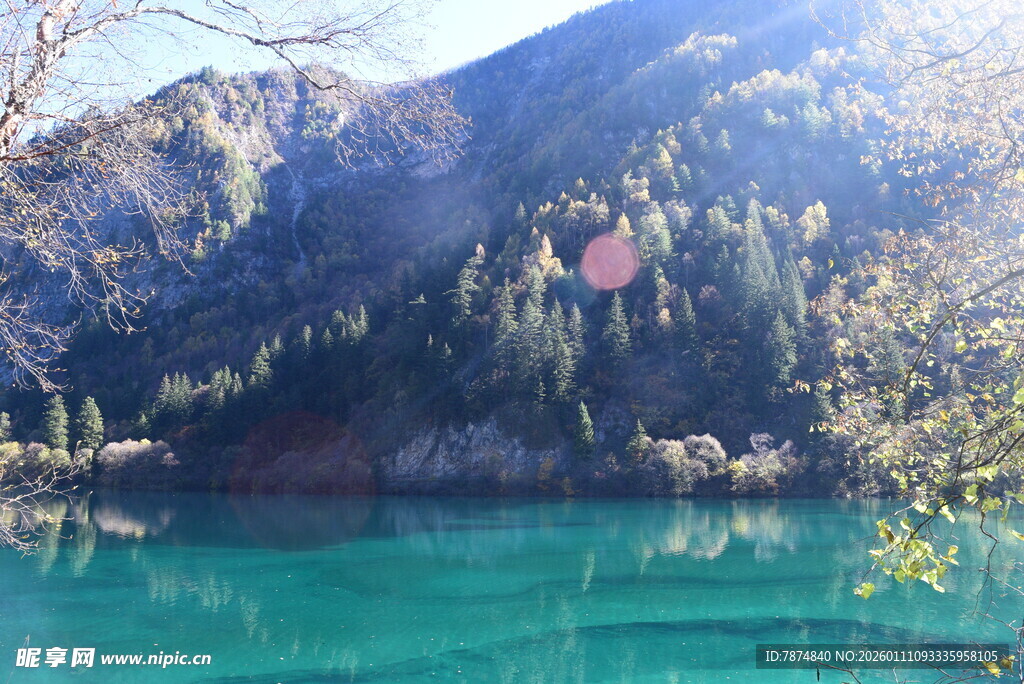 山间碧绿湖水美景