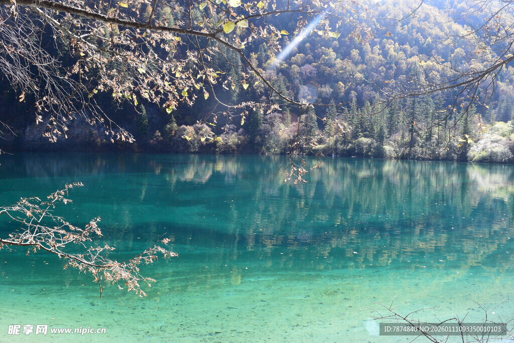 清澈碧绿的山间湖泊美景