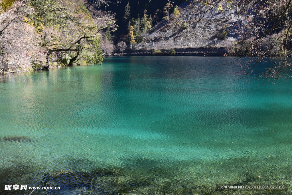 清澈碧绿的山间湖泊