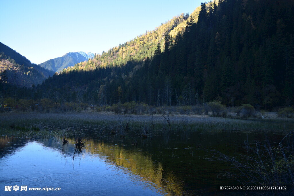 山间静谧湖景 自然之美