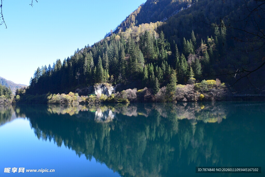 山间静谧湖景 林木环绕