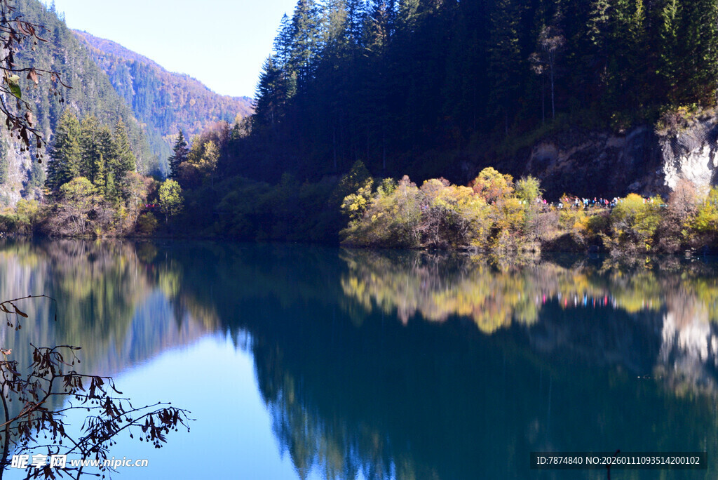山间静谧湖景 秋色如画