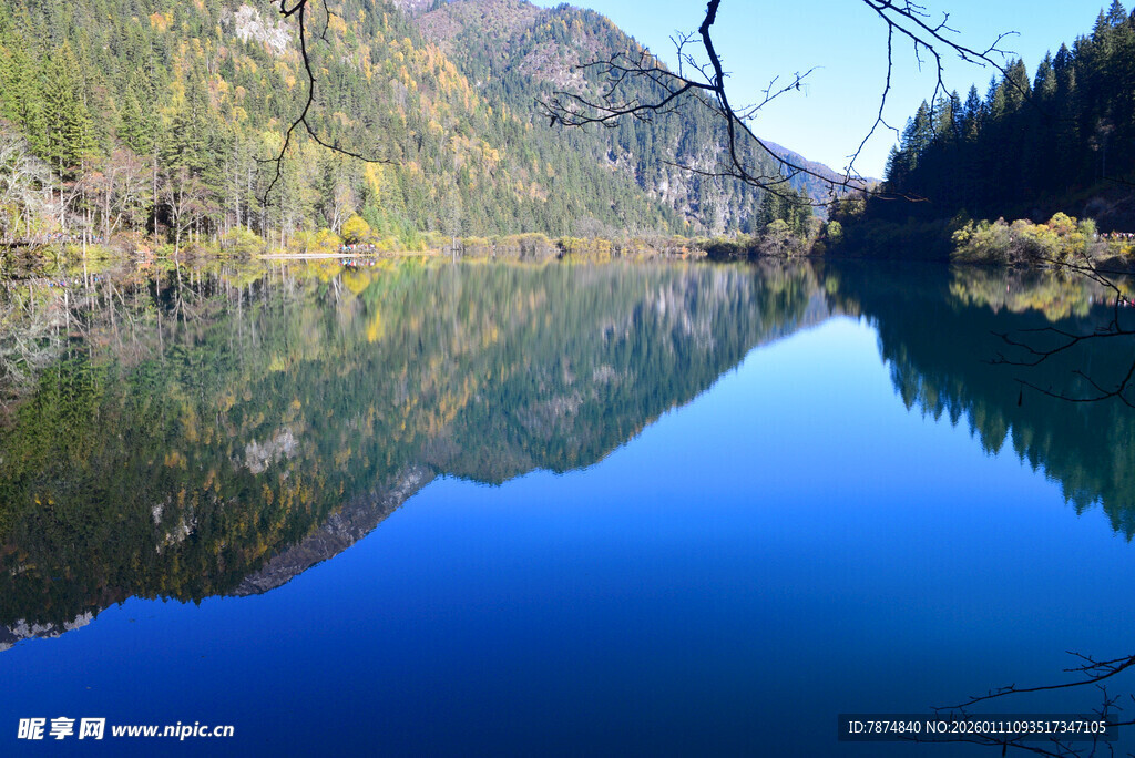 宁静山水湖面倒影美景