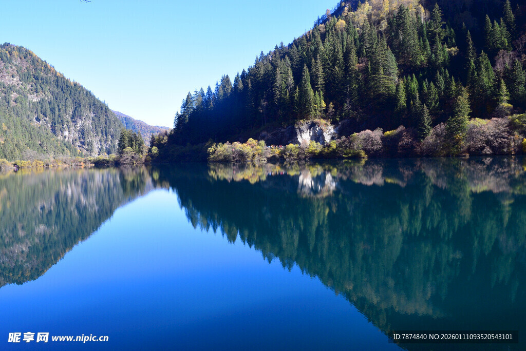 宁静山水湖景倒影如画