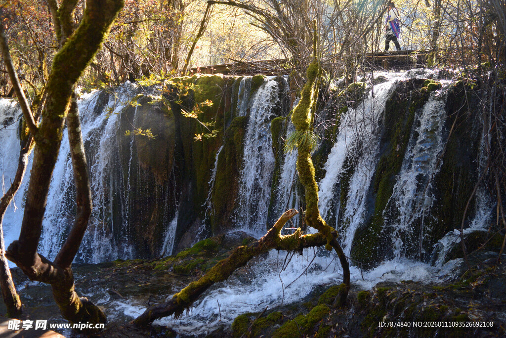 山间瀑布旁的徒步者