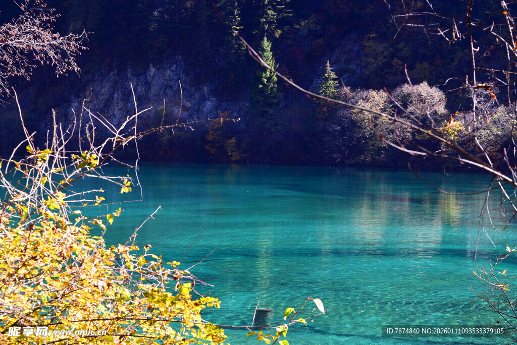 九寨沟清澈碧绿的湖水