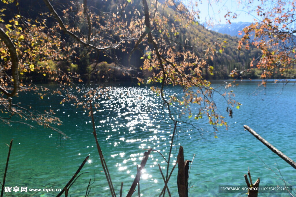 秋日幽蓝湖水山林美景