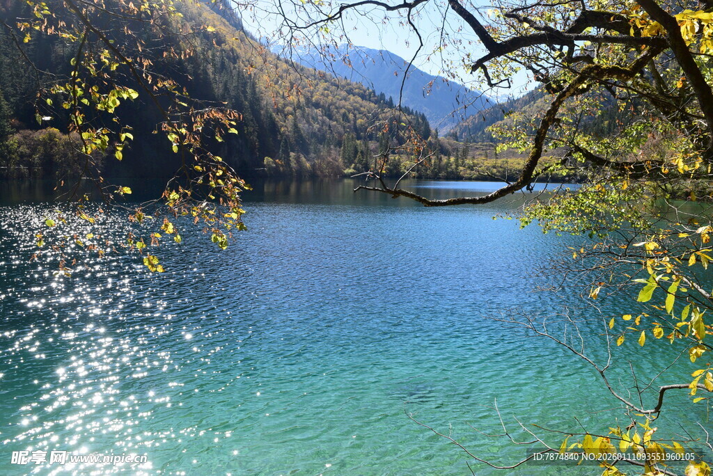 山间蓝湖秋景
